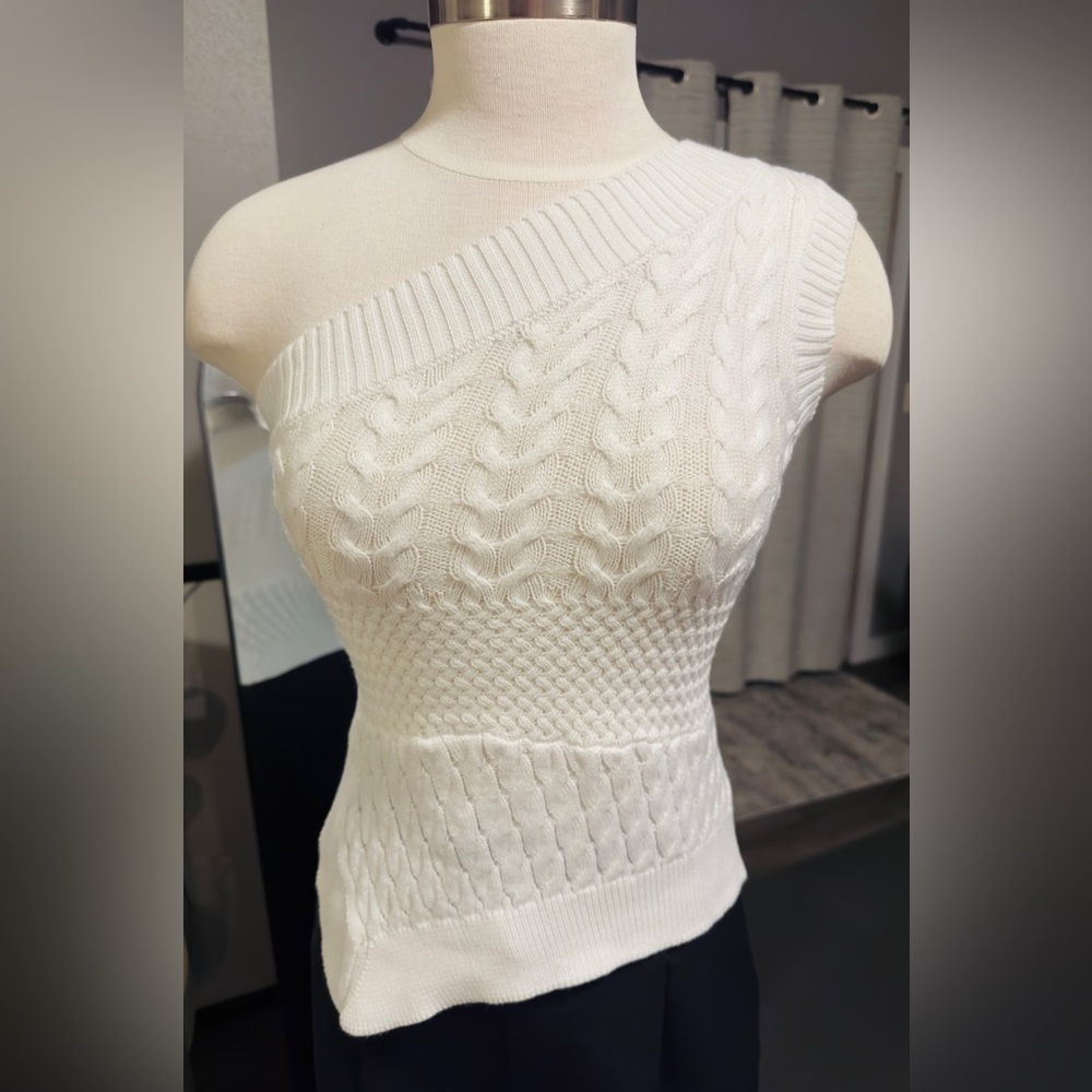 3/$30🍀Elegant White Knit One-Shoulder Top